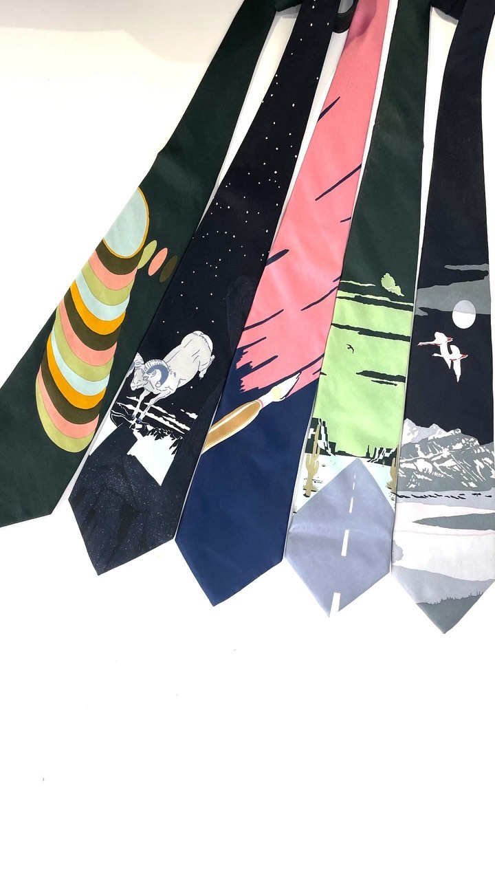 Who says a tie needs to be uptight? We added these very fun 1970s novelty silk ties to the shop! Which one is your favourite? 🍭🐐 🖌 🌵 🌝 Link in bio to shop them on shopify and etsy 👔 
.
.
.
#1970s #1970sfashion #vintagemens #vintagetie #neckties #1970sstyle #1970smenswear #70smensfashion #1970svintage #1970sclothing #menswear #curatedvintage #vintagecommunity #vintageshop #sustainablefashion #noveltytiesformen #vintageclothing #vintagemen #vintagemensfashion